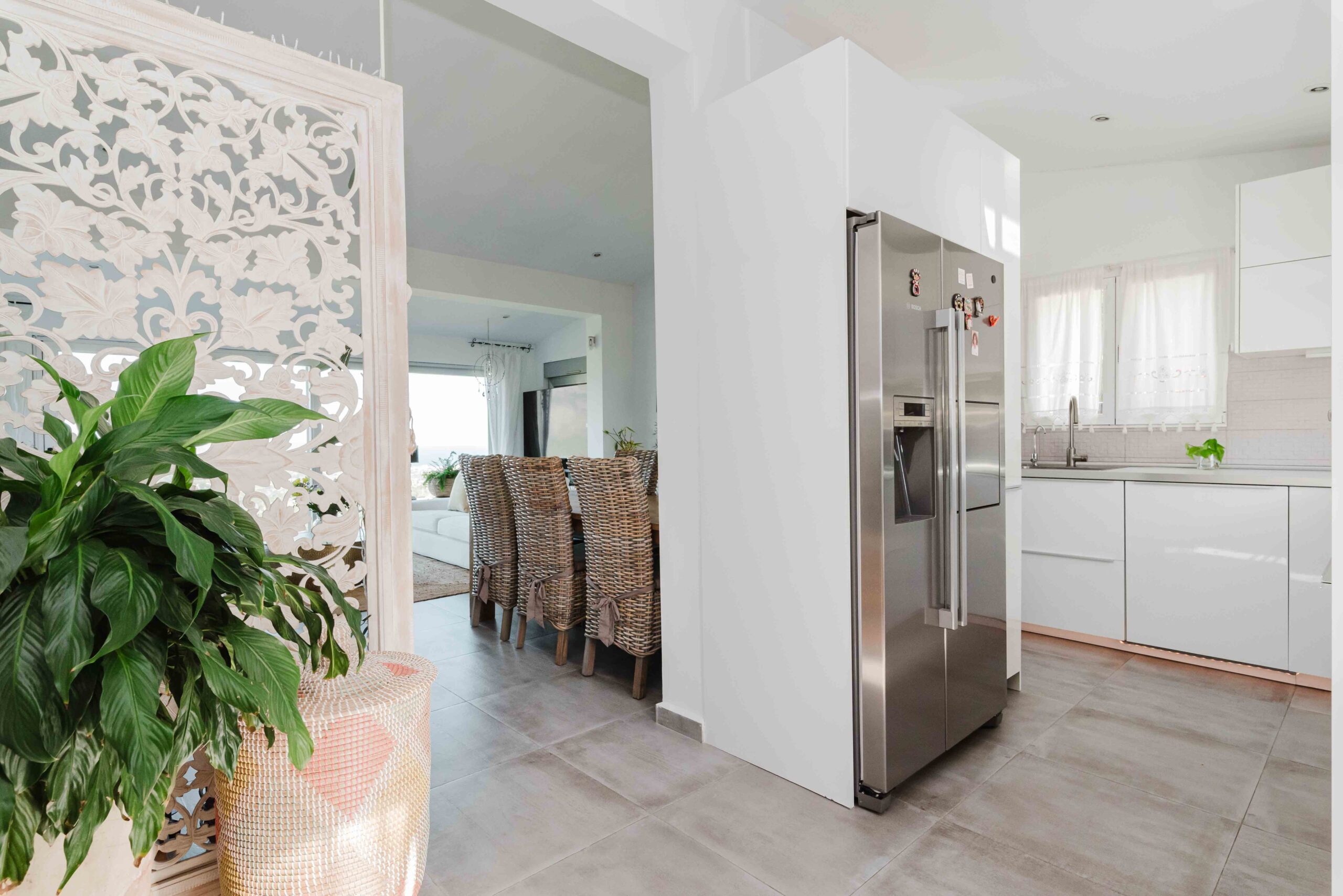 Cocina moderna equipada con electrodomésticos, encimera y zona de almacenamiento